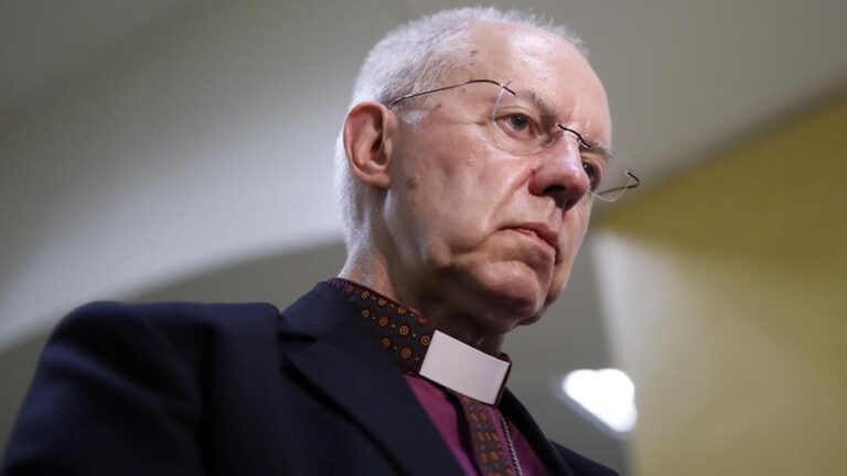 El arzobispo de Canterbury dimite tras admitir una “conspiración de silencio” ante los abusos en la Iglesia anglicana